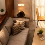 Render de living con sofá, panel de madera y comedor – proyecto residencial