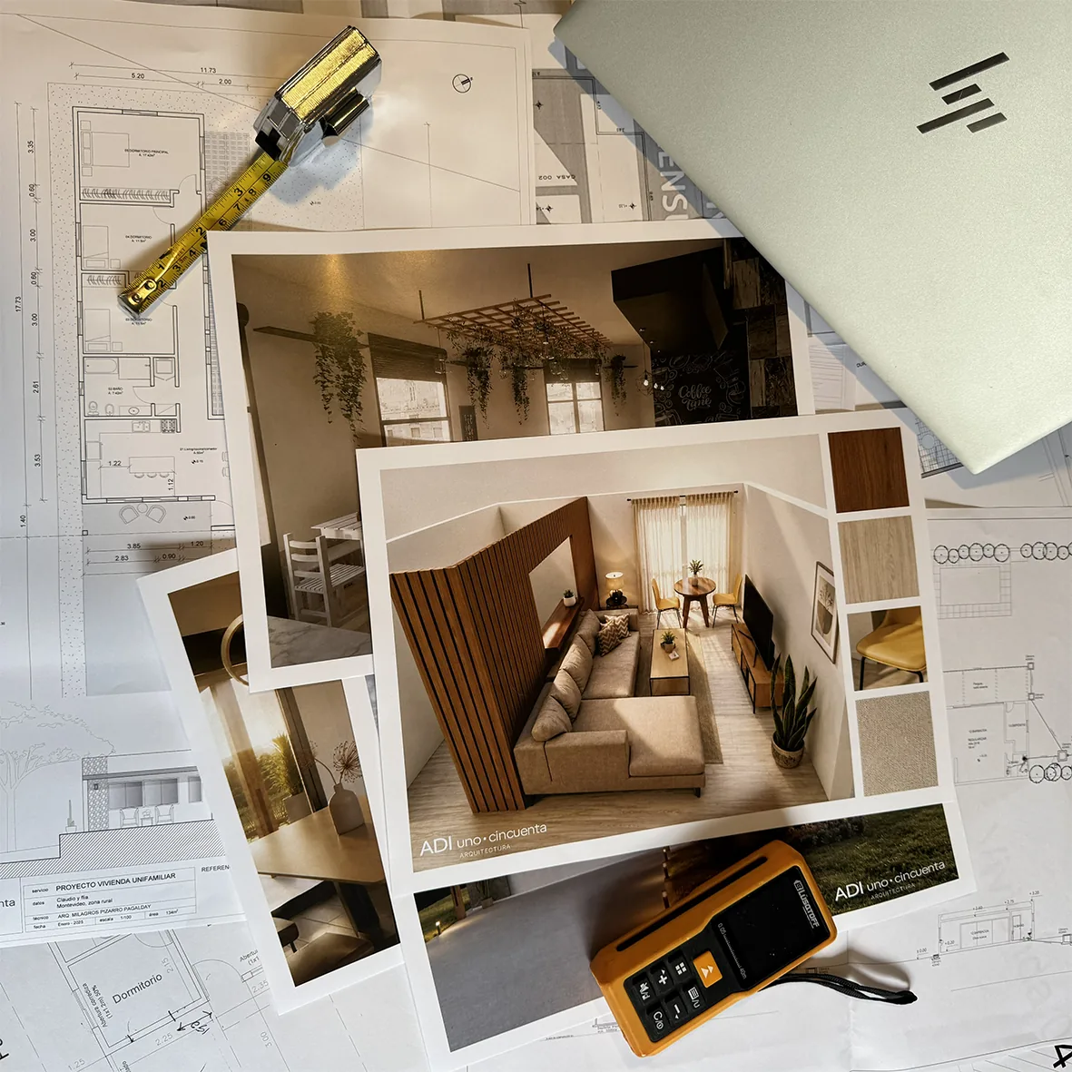 Planos, renders de interiores y cinta métrica sobre la mesa de trabajo de Estudio ADI